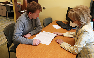 Tutoring_LindaStudent_320x200 Linda Buhr with student